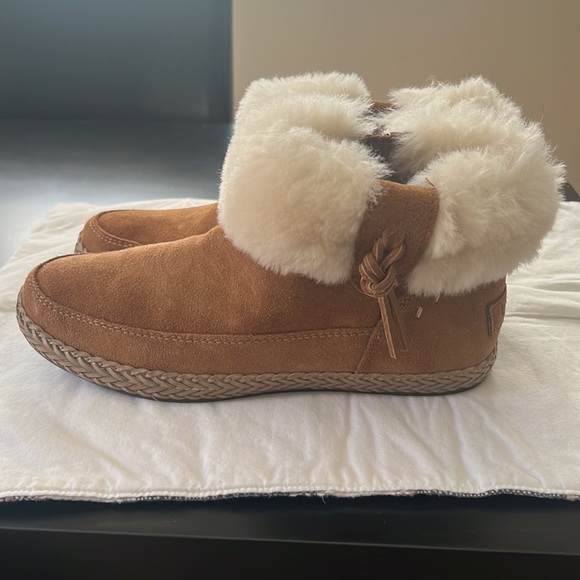 NWOT UGG Genuine Shearling Lined Elowen Bootie - Picture 4 of 10